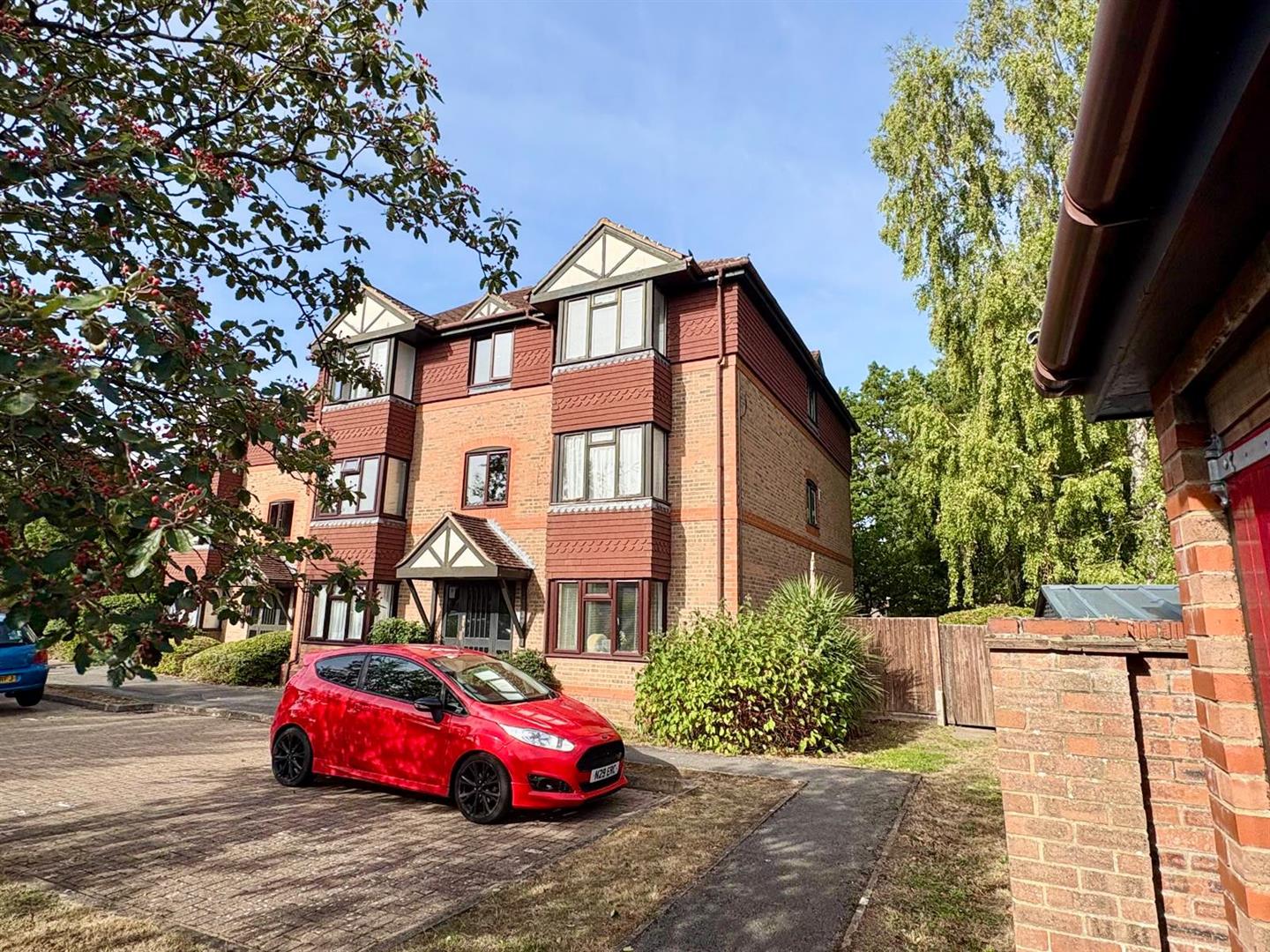 Chestnut Close, Fleet